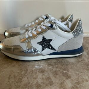 New Vintage Havana size 10 white with silver and a star.